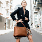 Jobbveske, Klassisk Ku-skinn, Skulderstropp, Crossbody stropp, Glidelås-lomme på framsiden, Glidelås-lukning. Hippi Grace Hamption i Bohem Luxe Tan er en stor veske til dame i ekte skinn. Skinnvesken kommer med en skulderstropp og en regulerbar crossbody stropp. Den har er romslig og praktisk interiør med flere lommer innvendig, og glidelås lukking i topp. Hampton har et tidløst og praktisk design, som du aldri går lei av. Den er perfekt til Jobb, skole, reise og hverdag [wv]