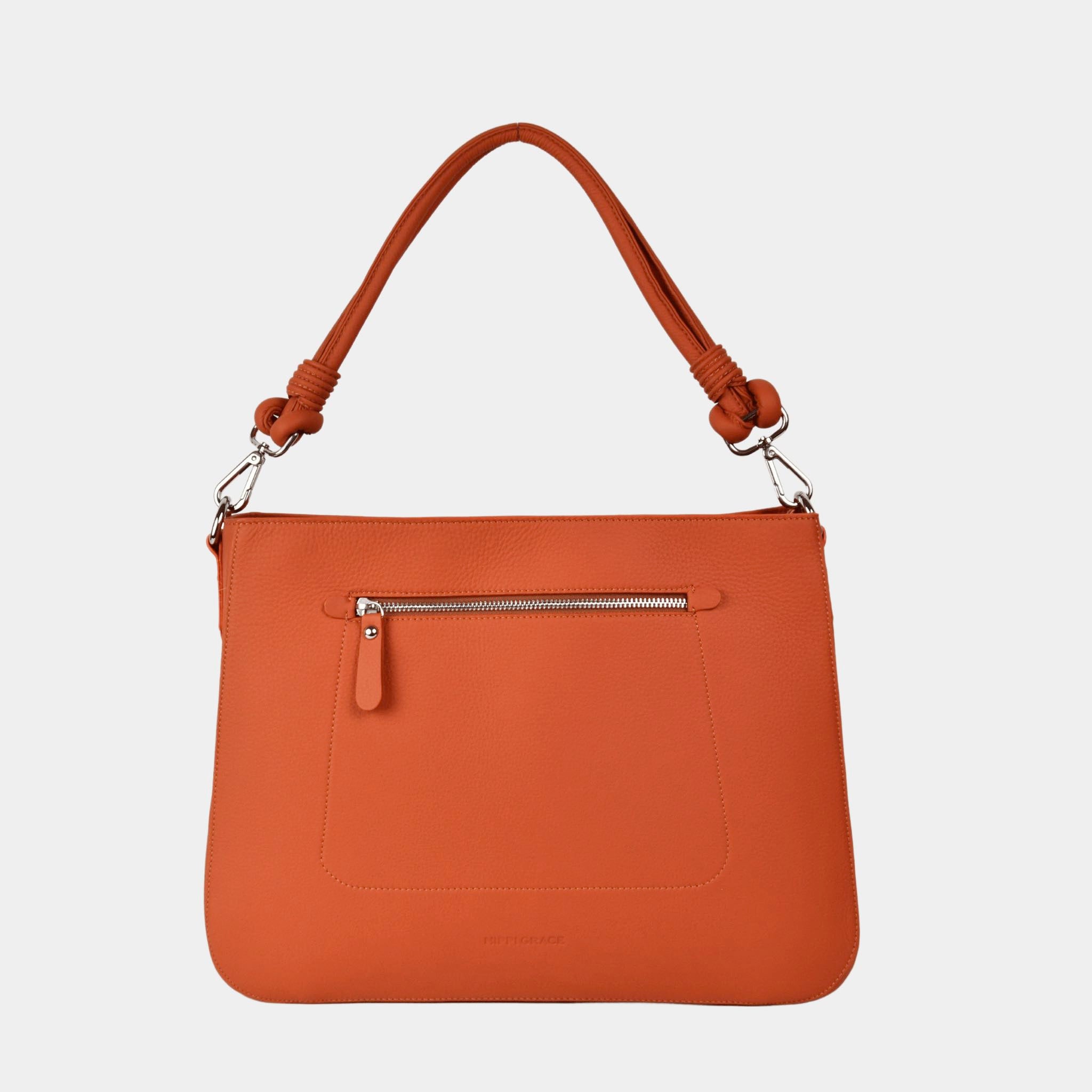 Jobbveske, Klassisk Ku-skinn, Skulderstropp, Crossbody stropp, Glidelås-lomme på framsiden, Glidelås-lukning. Hippi Grace Hamption i Superior Orange med Sølvdetaljer er en stor veske til dame i ekte skinn. Skinnvesken kommer med en skulderstropp og en regulerbar crossbody stropp. Den har er romslig og praktisk interiør med flere lommer innvendig, og glidelås lukking i topp. Hampton har et tidløst og praktisk design, som du aldri går lei av. Den er perfekt til Jobb, skole, reise og hverdag. Svart Veske Dame.