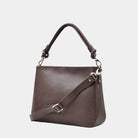 Jobbveske, Klassisk Ku-skinn, Skulderstropp, Crossbody stropp, Glidelås-lomme på framsiden, Glidelås-lukning. Hippi Grace Hamption i Bohem Luxe Mocca er en stor veske til dame i ekte skinn. Skinnvesken kommer med en skulderstropp og en regulerbar crossbody stropp. Den har er romslig og praktisk interiør med flere lommer innvendig, og glidelås lukking i topp. Hampton har et tidløst og praktisk design, som du aldri går lei av. Den er perfekt til Jobb, skole, reise og hverdag. Stroppene til vesken.[wv]