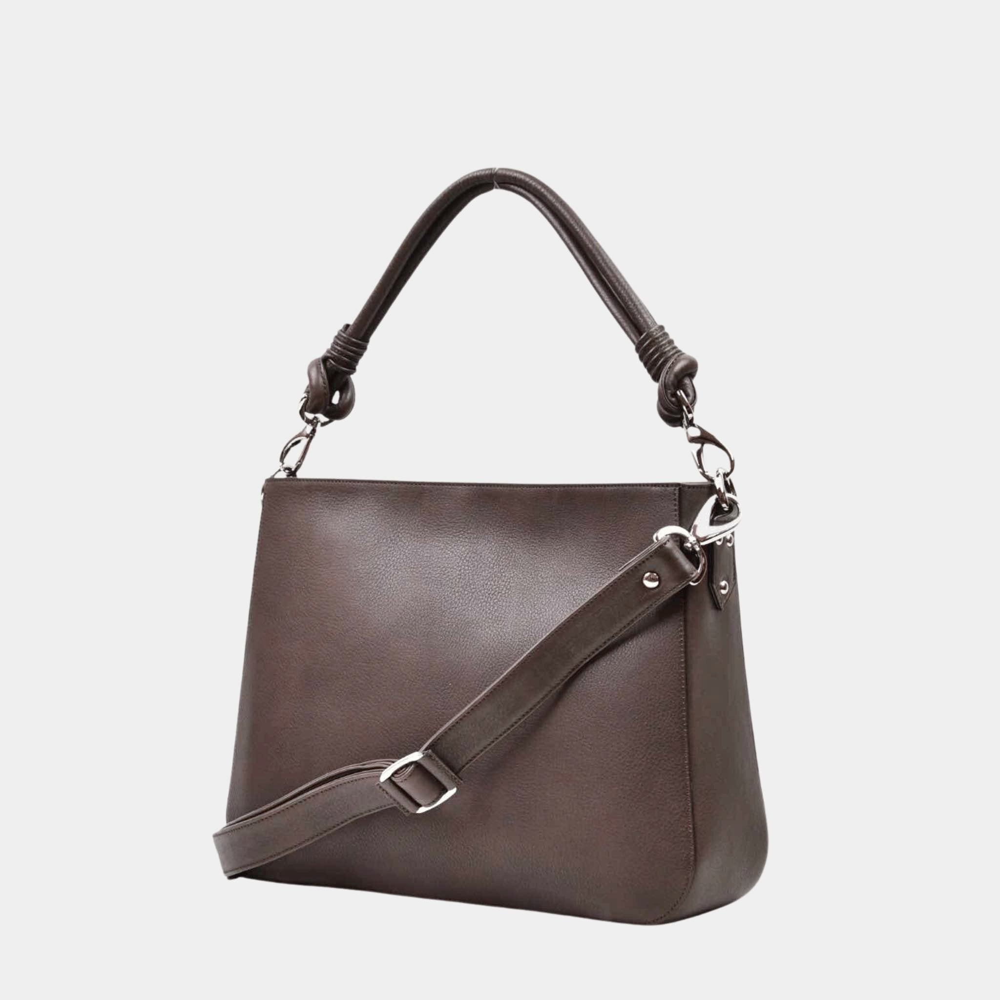 Jobbveske, Klassisk Ku-skinn, Skulderstropp, Crossbody stropp, Glidelås-lomme på framsiden, Glidelås-lukning. Hippi Grace Hamption i Bohem Luxe Mocca er en stor veske til dame i ekte skinn. Skinnvesken kommer med en skulderstropp og en regulerbar crossbody stropp. Den har er romslig og praktisk interiør med flere lommer innvendig, og glidelås lukking i topp. Hampton har et tidløst og praktisk design, som du aldri går lei av. Den er perfekt til Jobb, skole, reise og hverdag. Stroppene til vesken.[wv]