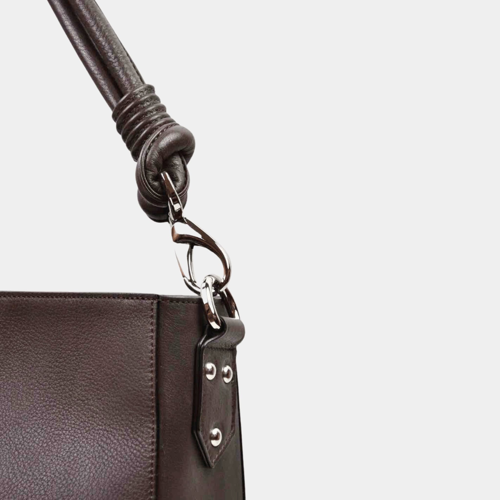 Jobbveske, Klassisk Ku-skinn, Skulderstropp, Crossbody stropp, Glidelås-lomme på framsiden, Glidelås-lukning. Hippi Grace Hamption i Bohem Luxe Mocca er en stor veske til dame i ekte skinn. Skinnvesken kommer med en skulderstropp og en regulerbar crossbody stropp. Den har er romslig og praktisk interiør med flere lommer innvendig, og glidelås lukking i topp. Hampton har et tidløst og praktisk design, som du aldri går lei av. Den er perfekt til Jobb, skole, reise og hverdag.[wv]