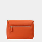 Hippi Grace Hanoi i fargen Superior Orange med gulldetaljer er en mellomstor veske til dame i ekte skinn. Skinnvesken kommer med en regulerbar crossbody stropp og har et praktisk interiør med flere lommer. Vesken har en gullås i front som legger til en fin detalj. Legg til en skulderstropp for en ekstra detalj og for å bære den som en skulderveske. Norsk design. Liten veske dame. Oransje veske. Mellomstor veske dame. Crossbody veske i ekte skinn. Baksiden til vesken. [wv]