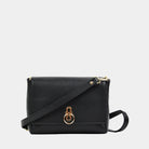 Hippi Grace Hanoi i fargen klassisk sort med gulldetaljer er en mellomstor veske til dame i ekte skinn. Skinnvesken kommer med en regulerbar crossbody stropp og har et praktisk interiør med flere lommer. Vesken har en gullås i front som legger til en fin detalj. Legg til en skulderstropp for en ekstra detalj og for å bære den som en skulderveske. Norsk design. Liten veske dame. Svart veske. Mellomstor veske dame. Crossbody veske i ekte skinn. [wv]