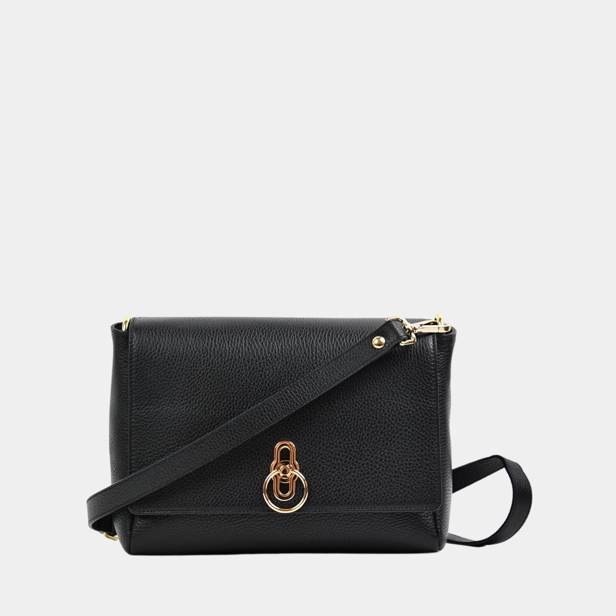 Hippi Grace Hanoi i fargen klassisk sort med gulldetaljer er en mellomstor veske til dame i ekte skinn. Skinnvesken kommer med en regulerbar crossbody stropp og har et praktisk interiør med flere lommer. Vesken har en gullås i front som legger til en fin detalj. Legg til en skulderstropp for en ekstra detalj og for å bære den som en skulderveske. Norsk design. Liten veske dame. Svart veske. Mellomstor veske dame. Crossbody veske i ekte skinn. [wv]