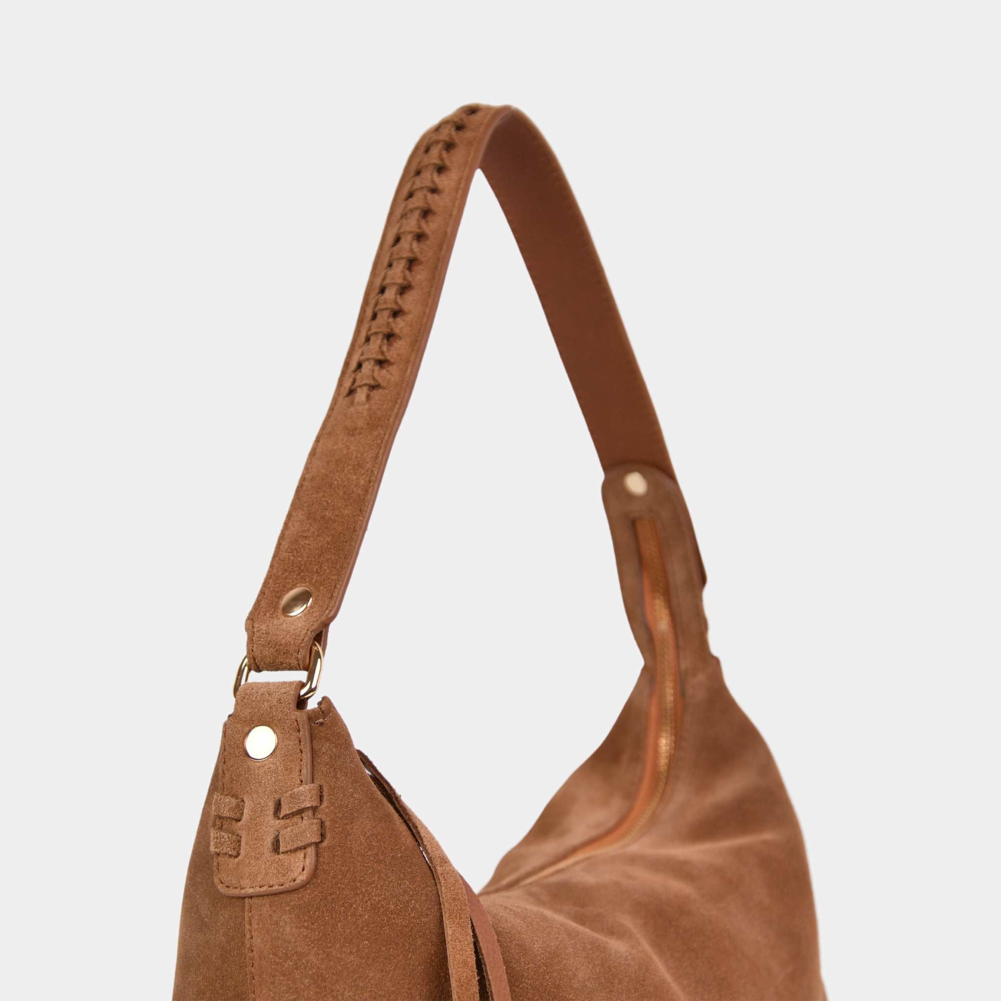 Hippi Grace Tulum, er en medium romslig skulder og crossbody veske i norsk design. skinnvesken kommer ulike skinntyper og farger. Medium veske til dame i ekte skinn. medium skinnveske til dame. Medium skulderveske til dame. Hobo veske dame i lys brun. Skinnveske i lys brun. Vesken har flettede skulderstropper med gulldetaljer. Den har et romslig hovedrom med glidelås lukking i topp. bag. veske dame i ekte skinn. norsk design. Semsket Skinn. [wv]