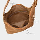 Hippi Grace Tulum, er en medium romslig skulder og crossbody veske i norsk design. skinnvesken kommer ulike skinntyper og farger. Medium veske til dame i ekte skinn. medium skinnveske til dame. Medium skulderveske til dame. Hobo veske dame i lys brun. Skinnveske i lys brun. Vesken har flettede skulderstropper med gulldetaljer. Den har et romslig hovedrom med glidelås lukking i topp. bag. veske dame i ekte skinn. norsk design. Semsket Skinn. [wv]