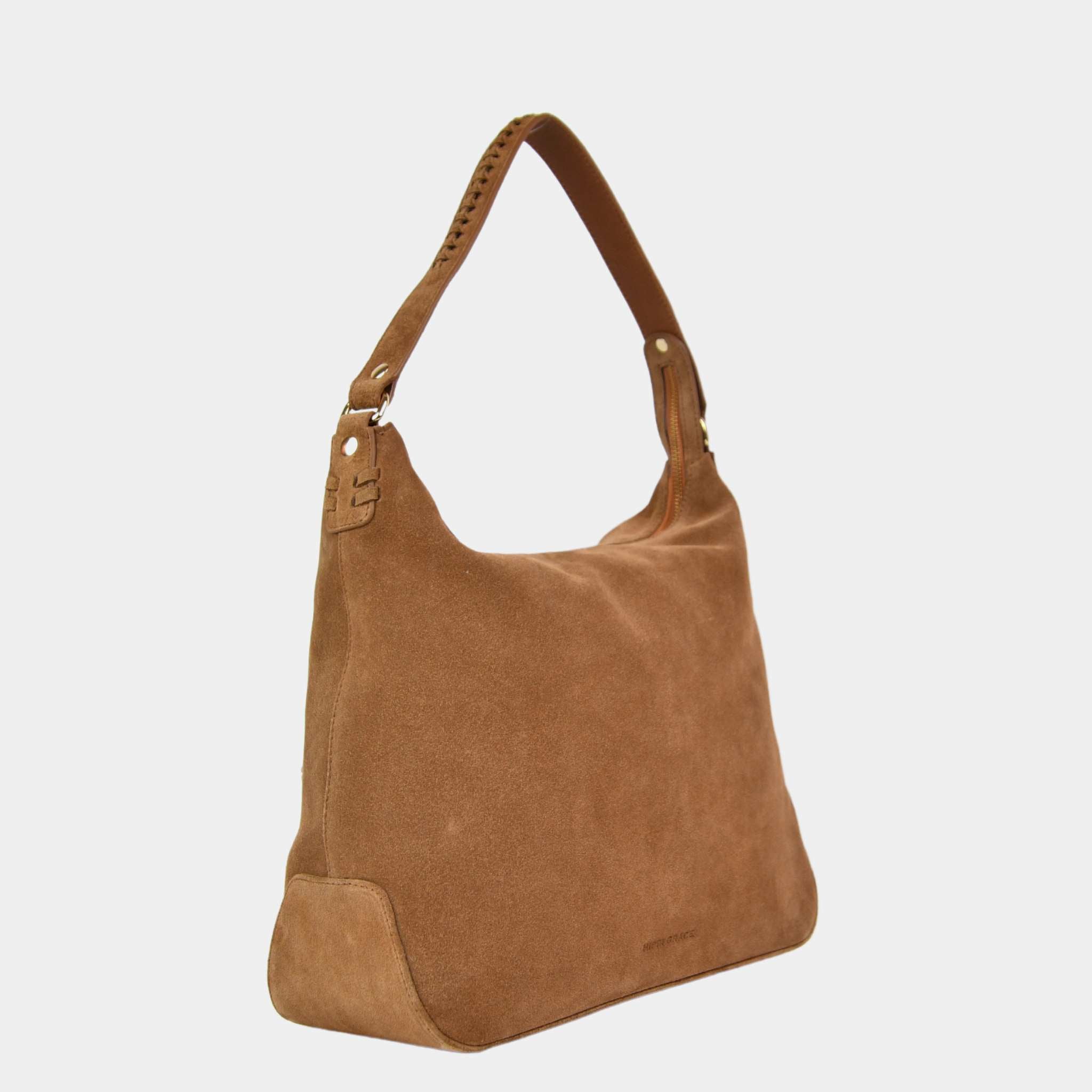 Hippi Grace Tulum, er en medium romslig skulder og crossbody veske i norsk design. skinnvesken kommer ulike skinntyper og farger. Medium veske til dame i ekte skinn. medium skinnveske til dame. Medium skulderveske til dame. Hobo veske dame i lys brun. Skinnveske i lys brun. Vesken har flettede skulderstropper med gulldetaljer. Den har et romslig hovedrom med glidelås lukking i topp. bag. veske dame i ekte skinn. norsk design. Semsket Skinn. [wv]