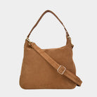 Hippi Grace Tulum, er en medium romslig skulder og crossbody veske i norsk design. skinnvesken kommer ulike skinntyper og farger. Medium veske til dame i ekte skinn. medium skinnveske til dame. Medium skulderveske til dame. Hobo veske dame i lys brun. Skinnveske i lys brun. Vesken har flettede skulderstropper med gulldetaljer. Den har et romslig hovedrom med glidelås lukking i topp. bag. veske dame i ekte skinn. norsk design. Semsket Skinn. [wv]