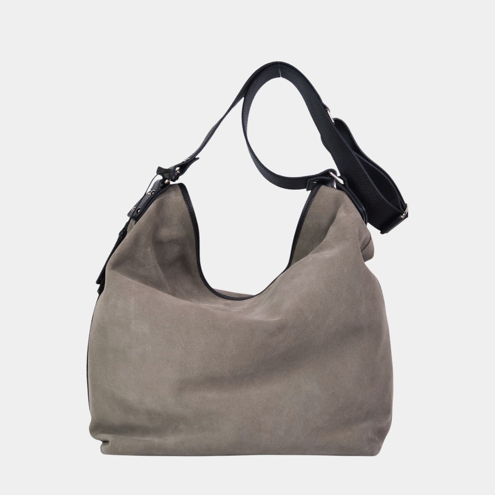 Romslig Crossbody veske fra Hippi Grace. Jobbveske dame. Skoleveske dame. Reiseveske dame. Hverdagsveske dame. PC veske dame. Taupe veske til dame i ekte skinn. Bag. Skinn Vekse. PC-veske dame. Norsk Design. Romslig veske i ekte skinn til dame. Hippi Grace Veske Amsterdam i fargen Semsket Taupe. Beige skinnveske til dame. Romslig skoleveske, glidelås-lukning og lang skulderreim. Grå Skinnveske til dame. 