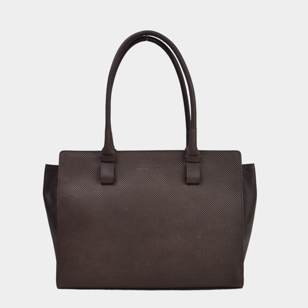 Jobbvesken Berlin fra Hippi Grace i Fargen Bohem Luxe Embossed Mocca. Stor veske til dame i ekte skinn. Vesken er en skulderveske, men kommer med en regulerbar crossbody Stropp. Skinnvesken har et romslig interiør med lomme til pc, samt flere mindre lommer. Den har en glidelås lukking i topp. Veske dame. Brun skinnveske. Norsk Design.