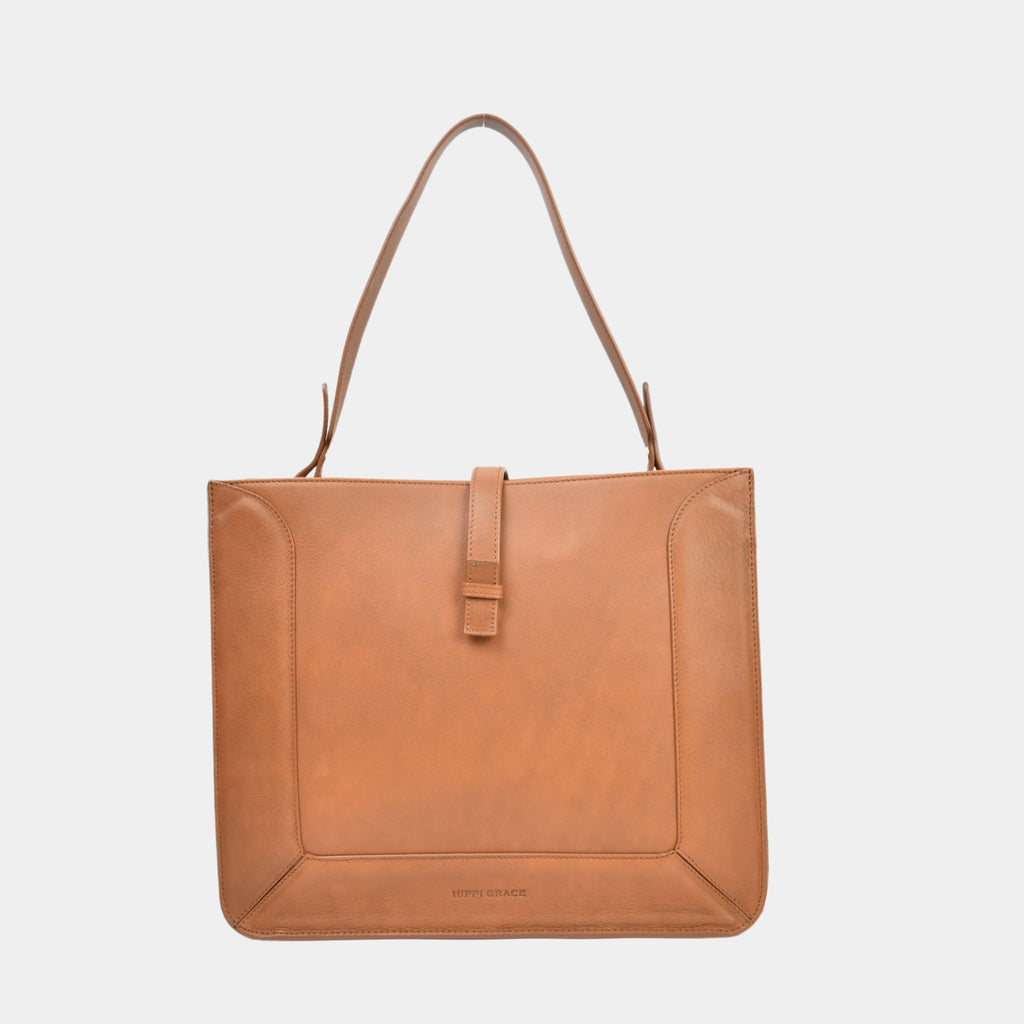 Stor Skulderveske til dame i ekte skinn. Lysebrun jobbveske. Lysebrun Skinnveske. Brun veske dame. Hverdagsveske i ekte skinn. Skoleveske i ekte skinn. Hippi Grace. Norsk design. Hippi Grace Poggio i fargen Bohem Luxe Tan. Veske dame brun. Skinn Veske Dame. Skulder Veske dame. Stor veske. Vesken kommer med en avtagbar skulderstropp. ekte skinn. Miljøvennlig. Bærekraftig mote.
