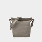 Crossbody veske i semsket Ku-skinn, med regulerbar skulderstropp, glidelås-lukning og sølvdetaljer.