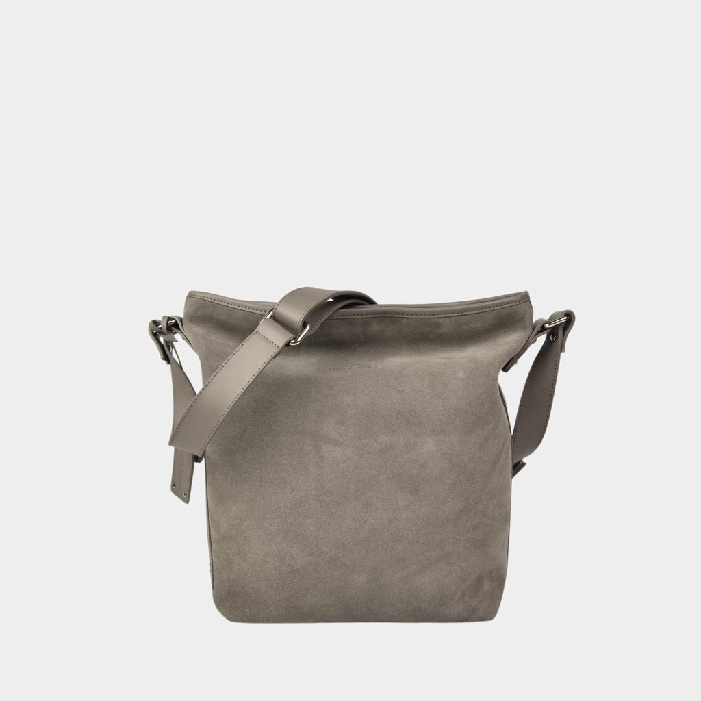 Crossbody veske i semsket Ku-skinn, med regulerbar skulderstropp, glidelås-lukning og sølvdetaljer.