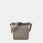 Crossbody veske, Klassisk Ku-skinn, regulerbar skulderstropp, glidelås-lukning, sølvdetaljer. Hippi Grace Lille Amsterdam er en mellomstor skinnveske til dame i fargen Semsket Taupe. Crossbody veske, Klassisk Ku-skinn, regulerbar skulderstropp, glidelås-lukning, sølvdetaljer. Skulderveske i ekte skinn. Crossbody veske. Jobbveske. Hverdagsveske. Skoleveske. Reiseveske. Norsk design. Beige skinnveske. Grå veske. Taupe crossbody veske i ekte skinn.