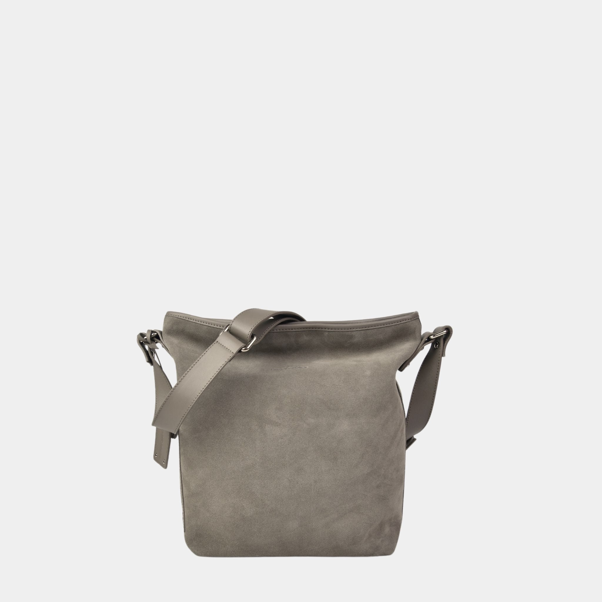 Crossbody veske, Klassisk Ku-skinn, regulerbar skulderstropp, glidelås-lukning, sølvdetaljer. Hippi Grace Lille Amsterdam er en mellomstor skinnveske til dame i fargen Semsket Taupe. Crossbody veske, Klassisk Ku-skinn, regulerbar skulderstropp, glidelås-lukning, sølvdetaljer. Skulderveske i ekte skinn. Crossbody veske. Jobbveske. Hverdagsveske. Skoleveske. Reiseveske. Norsk design. Beige skinnveske. Grå veske. Taupe crossbody veske i ekte skinn.