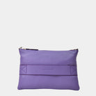 Liten veske i klassisk Ku-skinn med glidelås-lukning, lang skulderstropp og håndleddsstropp. Skinn veske. veske dame. bag. norsk design. Veske i lilla farge til dame i ekte skinn. Hippi Grace 3in1 i fargen klassisk purple. Hippi Grace veske. 