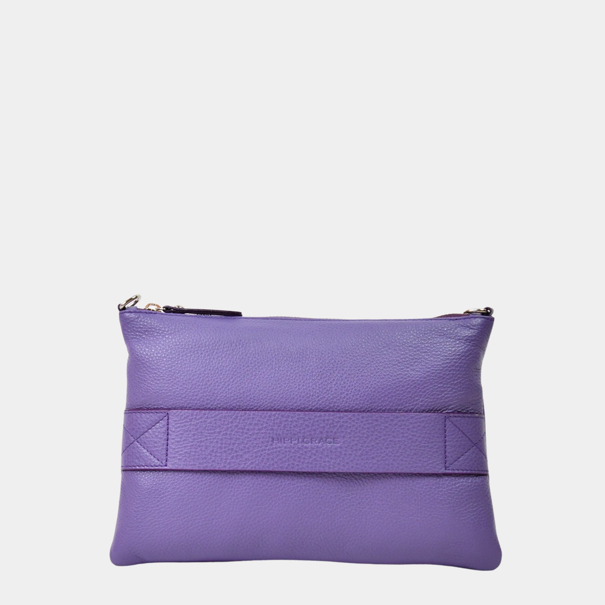 Liten veske i klassisk Ku-skinn med glidelås-lukning, lang skulderstropp og håndleddsstropp. Skinn veske. veske dame. bag. norsk design. Veske i lilla farge til dame i ekte skinn. Hippi Grace 3in1 i fargen klassisk purple. Hippi Grace veske. 