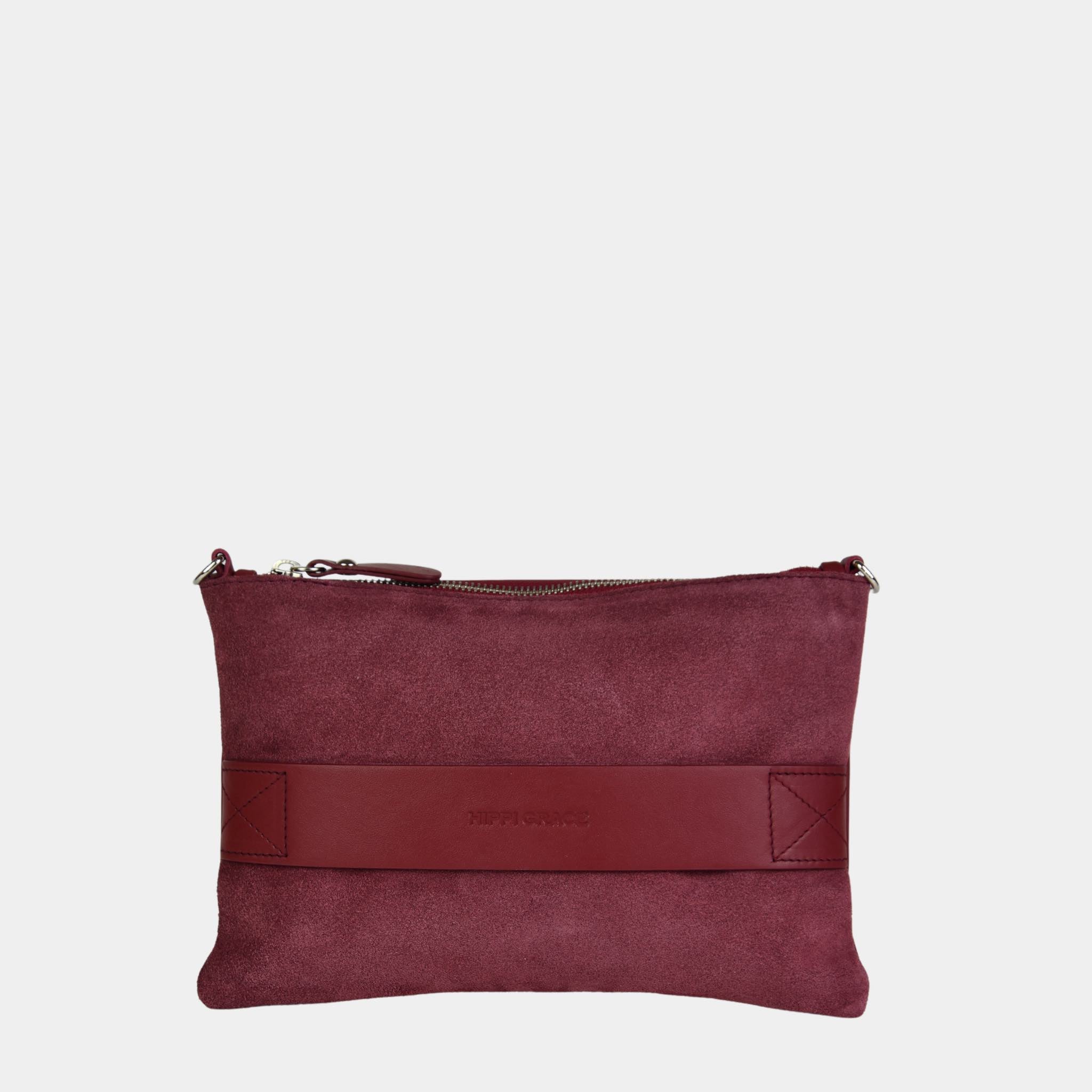 Liten veske i klassisk Ku-skinn med glidelås-lukning, lang skulderstropp og håndleddsstropp. Skinn veske. veske dame. bag. norsk design. Veske i merlot til dame i ekte skinn. rød veske til dame. Hippi Grace 3in1 i fargen semsket og lush merlot. Hippi Grace Veske. 