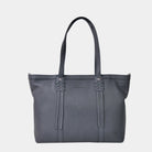 Hippi Grace Ibiza i fargen bohem luxe indigo er en stor tote veske til dame i ekte skinn. Den har et praktisk og romslig interiør med flere lommer og glidelås lukking i topp. Den har pene frynse detaljer i front, og lange skulderremmer. Ibiza har et unikt og tidløst design du aldri går lei av. Skinnvesken er perfekt til jobb, skole, reise og hverdag. Norsk design. Stor veske dame. Stor Skulderveske i ekte skinn. Tote bag med sølvdetaljer. 