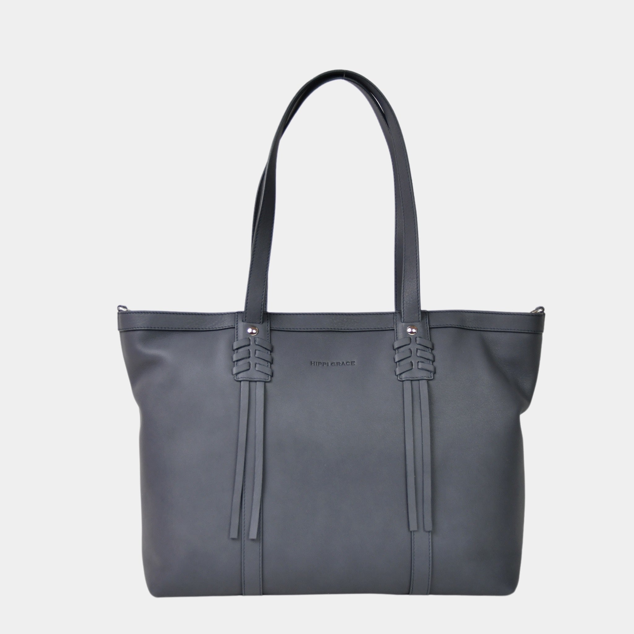 Hippi Grace Ibiza i fargen bohem luxe indigo er en stor tote veske til dame i ekte skinn. Den har et praktisk og romslig interiør med flere lommer og glidelås lukking i topp. Den har pene frynse detaljer i front, og lange skulderremmer. Ibiza har et unikt og tidløst design du aldri går lei av. Skinnvesken er perfekt til jobb, skole, reise og hverdag. Norsk design. Stor veske dame. Stor Skulderveske i ekte skinn. Tote bag med sølvdetaljer. 