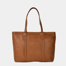 Hippi Grace Ibiza i fargen bohem luxe tan er en stor tote veske til dame i ekte skinn. Den har et praktisk og romslig interiør med flere lommer og glidelås lukking i topp. Den har pene frynse detaljer i front, og lange skulderremmer. Ibiza har et unikt og tidløst design du aldri går lei av. Skinnvesken er perfekt til jobb, skole, reise og hverdag. Norsk design. Stor veske dame. Stor Skulderveske i ekte skinn. Tote bag