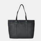 Hippi Grace Ibiza i fargen klassisk sort er en stor tote veske til dame i ekte skinn. Den har et praktisk og romslig interiør med flere lommer og glidelås lukking i topp. Den har pene frynse detaljer i front, og lange skulderremmer. Ibiza har et unikt og tidløst design du aldri går lei av. Skinnvesken er perfekt til jobb, skole, reise og hverdag. Norsk design. Stor veske dame. Stor Skulderveske i ekte Nobuck skinn. Tote bag. Svart veske. Sort veske. Bilde av forsiden til vesken. 