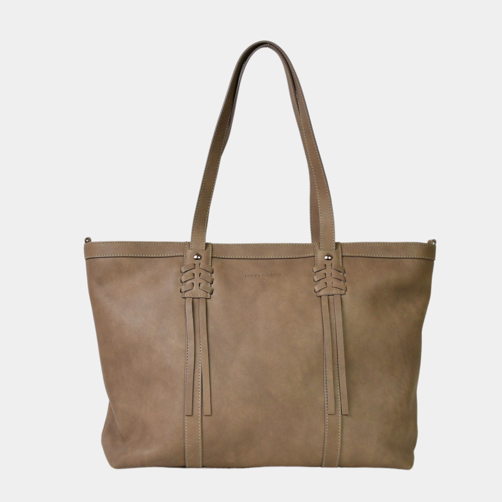 Hippi Grace Ibiza i fargen bohem luxe beige er en stor tote veske til dame i ekte skinn. Den har et praktisk og romslig interiør med flere lommer og glidelås lukking i topp. Den har pene frynse detaljer i front, og lange skulderremmer. Ibiza har et unikt og tidløst design du aldri går lei av. Skinnvesken er perfekt til jobb, skole, reise og hverdag. Norsk design. Stor veske dame. Stor Skulderveske i ekte skinn. Tote bag med sølvdetaljer. 