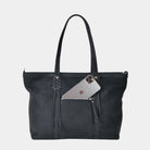 Hippi Grace Ibiza i fargen klassisk sort er en stor tote veske til dame i ekte skinn. Den har et praktisk og romslig interiør med flere lommer og glidelås lukking i topp. Den har pene frynse detaljer i front, og lange skulderremmer. Ibiza har et unikt og tidløst design du aldri går lei av. Skinnvesken er perfekt til jobb, skole, reise og hverdag. Norsk design. Stor veske dame. Stor Skulderveske i ekte Nobuck skinn. Tote bag. Svart veske. Sort veske. [wv]