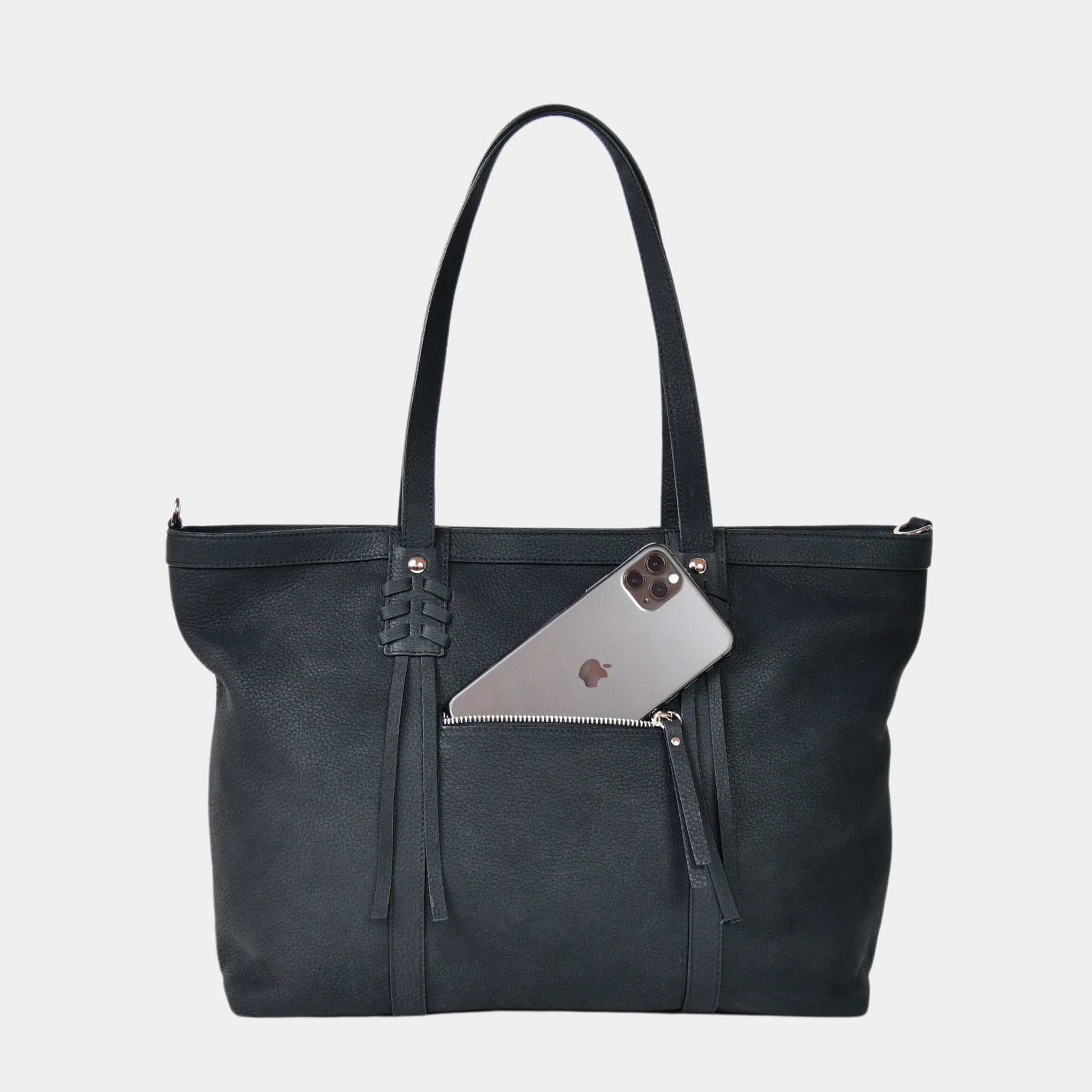 Hippi Grace Ibiza i fargen klassisk sort er en stor tote veske til dame i ekte skinn. Den har et praktisk og romslig interiør med flere lommer og glidelås lukking i topp. Den har pene frynse detaljer i front, og lange skulderremmer. Ibiza har et unikt og tidløst design du aldri går lei av. Skinnvesken er perfekt til jobb, skole, reise og hverdag. Norsk design. Stor veske dame. Stor Skulderveske i ekte Nobuck skinn. Tote bag. Svart veske. Sort veske. [wv]