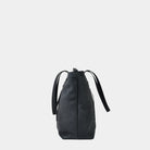 Hippi Grace Ibiza i fargen klassisk sort er en stor tote veske til dame i ekte skinn. Den har et praktisk og romslig interiør med flere lommer og glidelås lukking i topp. Den har pene frynse detaljer i front, og lange skulderremmer. Ibiza har et unikt og tidløst design du aldri går lei av. Skinnvesken er perfekt til jobb, skole, reise og hverdag. Norsk design. Stor veske dame. Stor Skulderveske i ekte Nobuck skinn. Tote bag. Svart veske. Sort veske. bilde fra siden [wv]