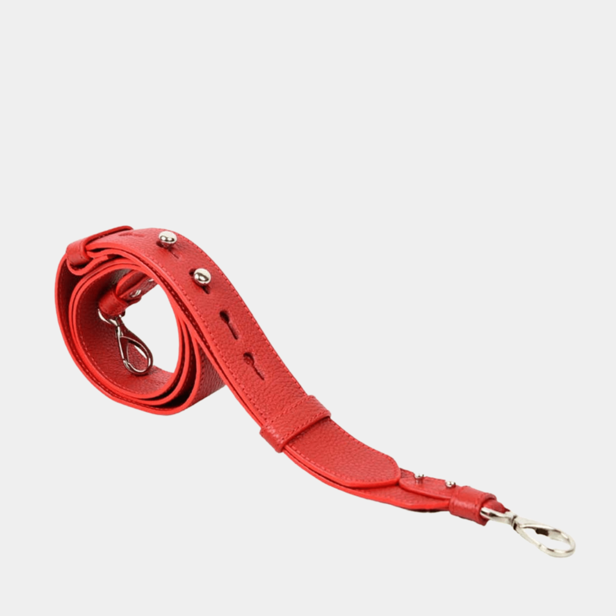 Skulderstropp, Klassisk Ku-skinn, crossbody lengde, regulerbare knapper, sølv detaljer. Hippi Grace Crossbody stropp klassisk med studs i fargen klassisk rød med sølv. Rød skinnstropp med gulldetaljer til veske. Tilbehør til veske. Norsk Design.