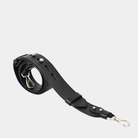 Skulderstropp, Klassisk Ku-skinn, crossbody lengde, regulerbare knapper, sølv detaljer. Hippi Grace Crossbody stropp klassisk med studs i fargen klassisk sort med sølv. Svart skinnstropp med sølvdetaljer til veske. Tilbehør til veske. Norsk Design.