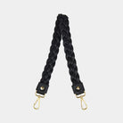 Flettet skulderstropp i Klassisk Ku-skinn, gulldetaljer. Hippi Grace Flettet Rund Skulderstropp i klassisk sort med gulldetaljer. Ekte skinn. Norsk Design. Skinnstropp til veske. Skulderstropp til veske. Skinnveske tilbehør. Skulderstropp i ekte skinn med flette detaljer.