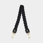 Flettet skulderstropp i Klassisk Ku-skinn, gulldetaljer. Hippi Grace Flettet Rund Skulderstropp i klassisk sort med gulldetaljer. Ekte skinn. Norsk Design. Skinnstropp til veske. Skulderstropp til veske. Skinnveske tilbehør. Skulderstropp i ekte skinn med flette detaljer.