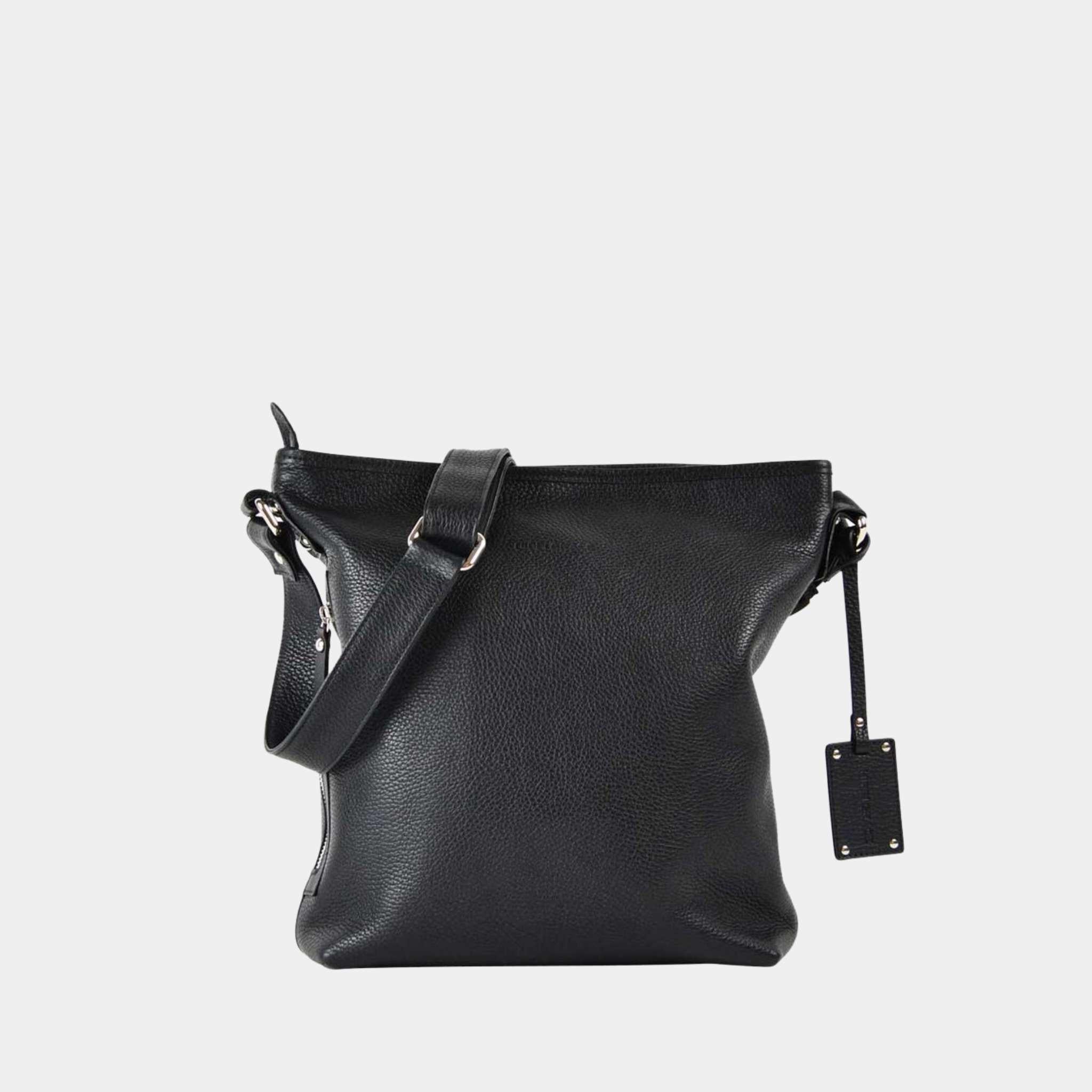 Crossbody veske i klassisk grained Ku-skinn, med regulerbar skulderstropp, glidelås-lukning og sølvdetaljer.