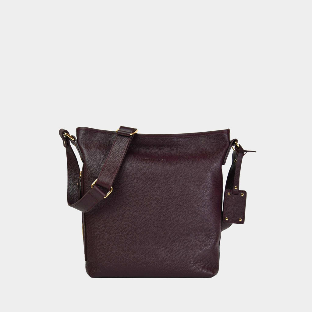 Crossbody veske i klassisk grained Ku-skinn, med regulerbar skulderstropp, glidelås-lukning og gulldetaljer.