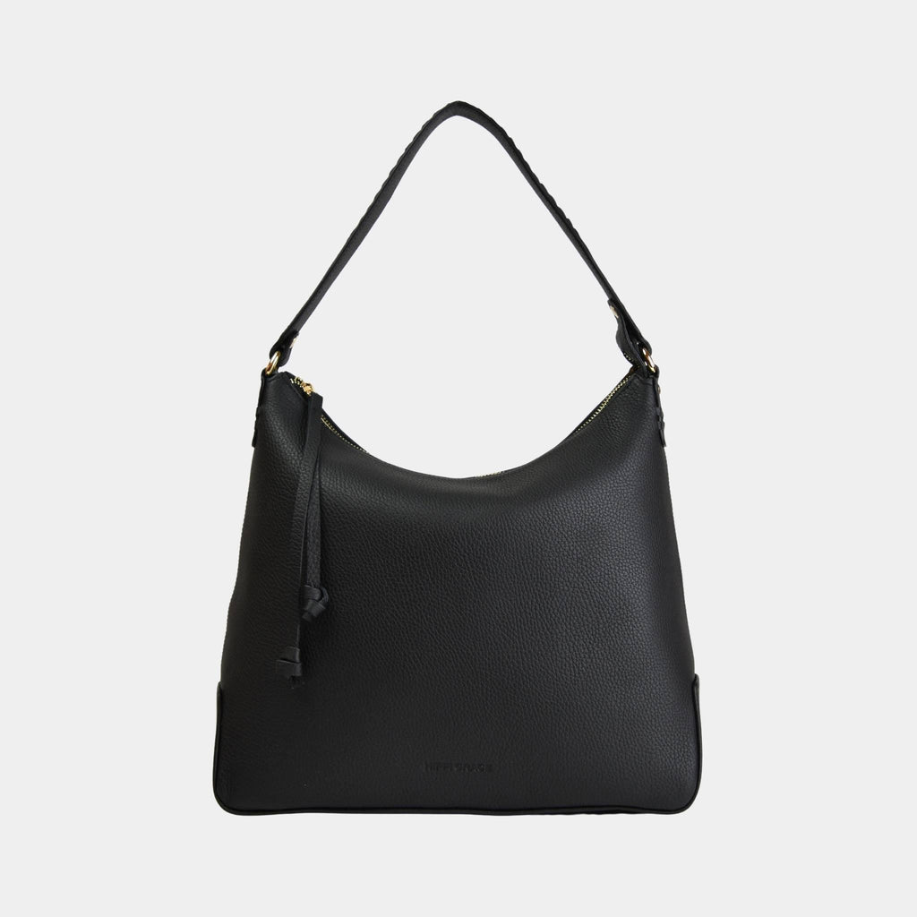 Skinnvesken Tulum Hobo i en klassisk sort grain med gull detaljer på metall deler. Myk hverdagsveske med ekstra stropp for crossbody.