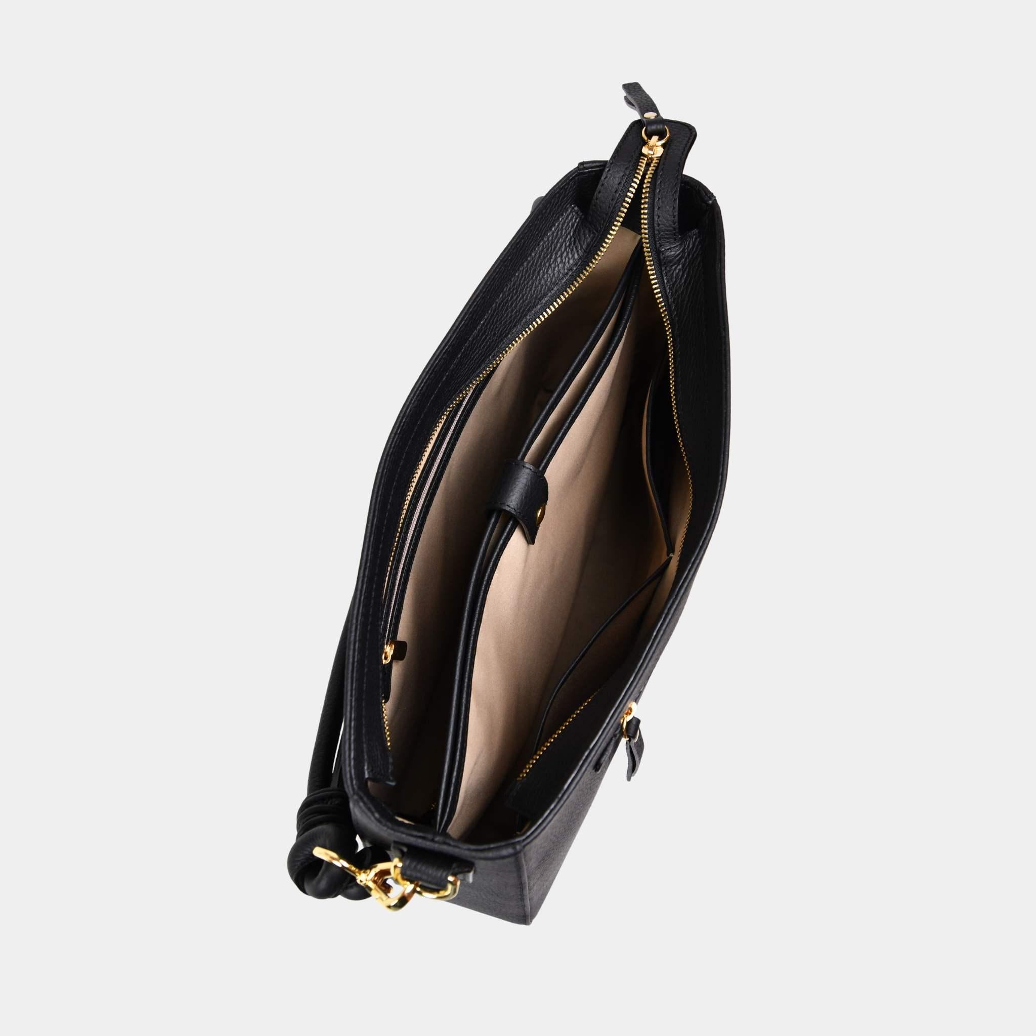 Jobbveske, Klassisk Ku-skinn, kommer med kort og lang Skulderstropp, Crossbody stropp, Glidelås-lomme på framsiden, inndelingslomme i midten av vesken. diverse åpne og glidelåslommer inni. [wv]