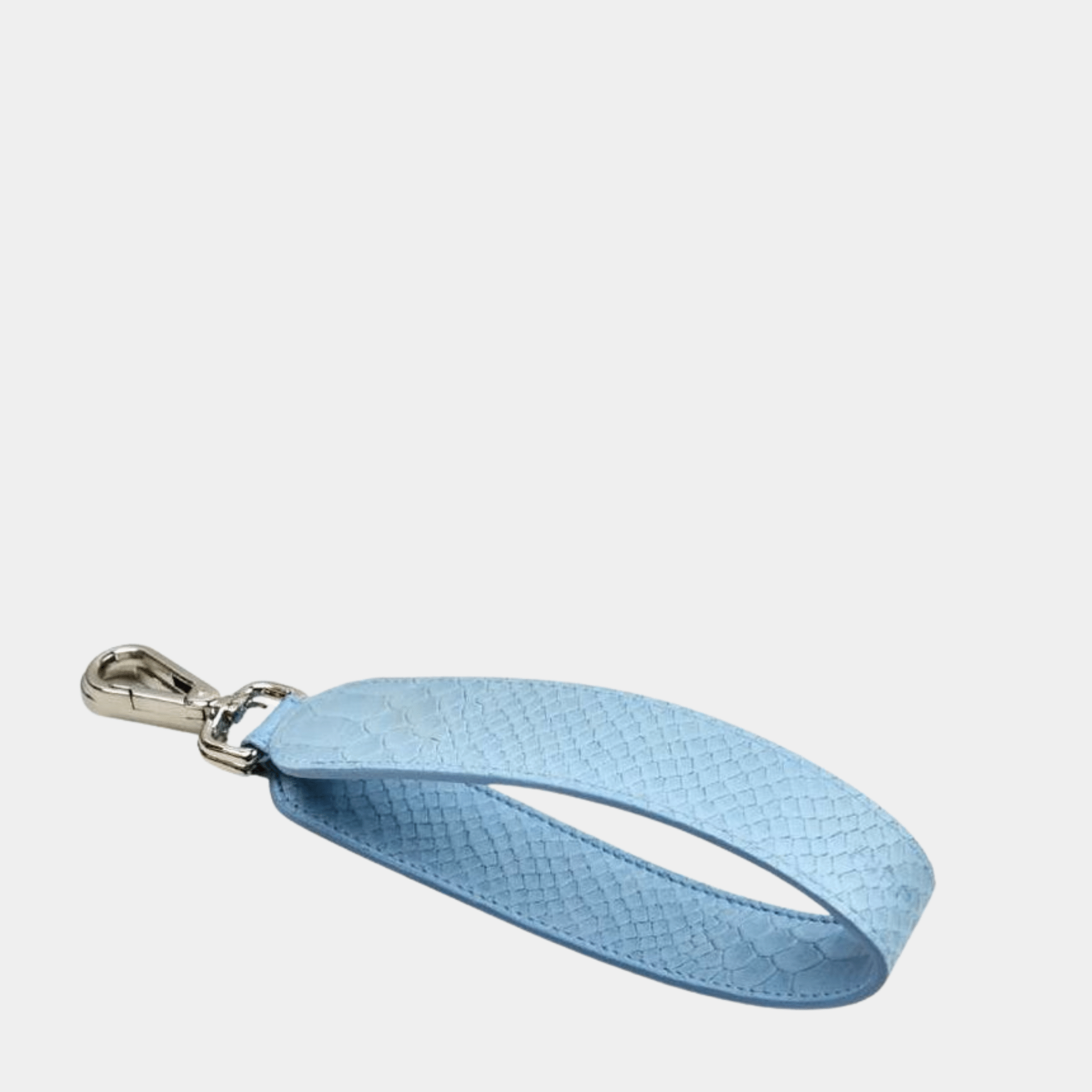 Skulderstropp, Klassisk Ku-skinn, sølv detaljer. Hippi Grace kort skulderstropp i klassisk preget lyseblå. ekte skinn. norsk design. Skulderstropp til veske. Veske tilbehør. Skinnstropp til veske. 