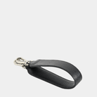 Skulderstropp, Klassisk Ku-skinn, sølv detaljer. Hippi Grace kort skulderstropp i klassisk sort. ekte skinn. norsk design. Skulderstropp til veske. Veske tilbehør. Skinnstropp til veske. 