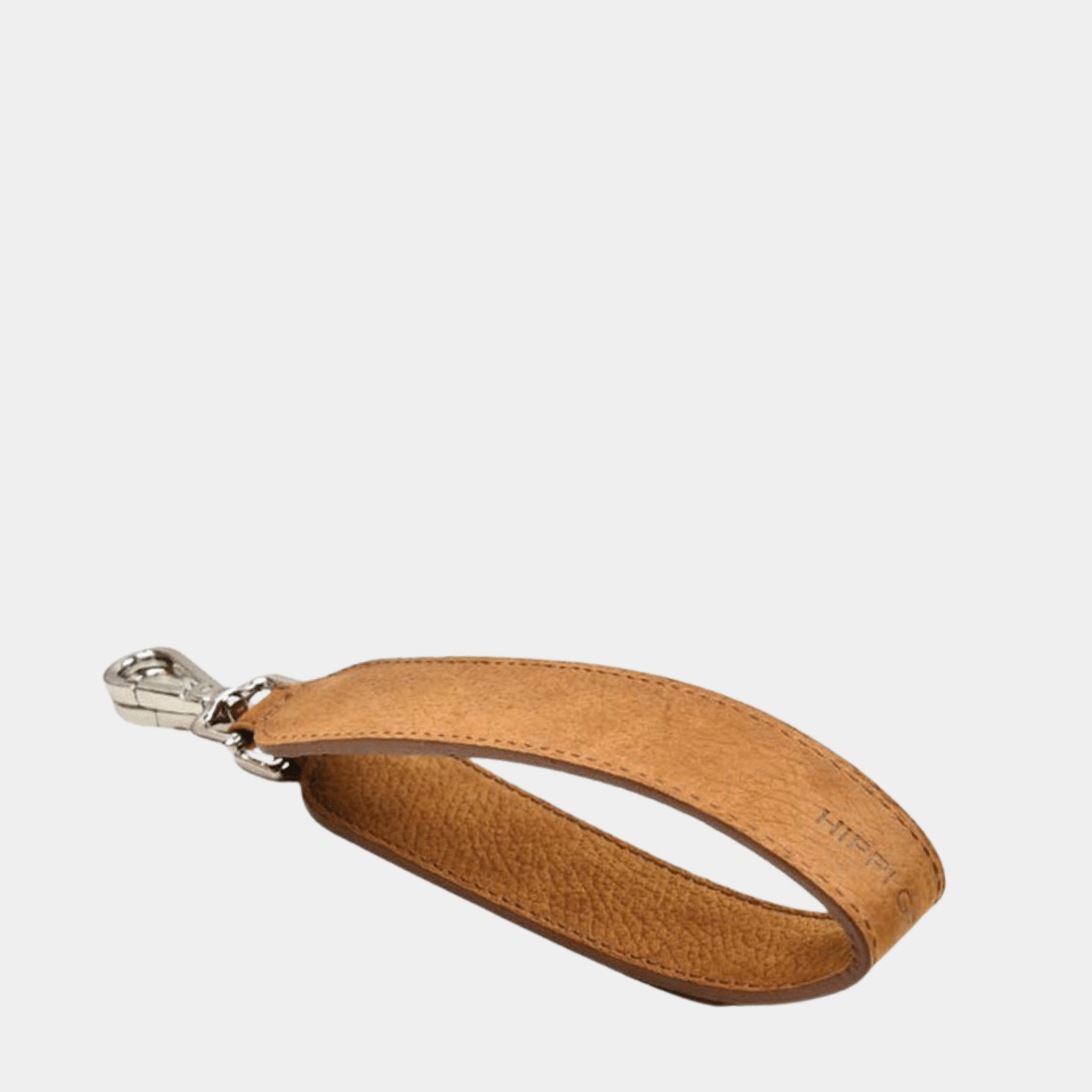 Skulderstropp, nobuck Ku-skinn, sølv detaljer. Hippi Grace kort skulderstropp i Nobuck Cognac.  ekte skinn. norsk design. Skulderstropp til veske. Veske tilbehør. Skinnstropp til veske. 