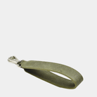 Skulderstropp, Nobuck Ku-skinn, sølv detaljer. Hippi Grace kort skulderstropp i Nobuck Kaki. ekte skinn. norsk design. Skulderstropp til veske. Veske tilbehør. Skinnstropp til veske. 