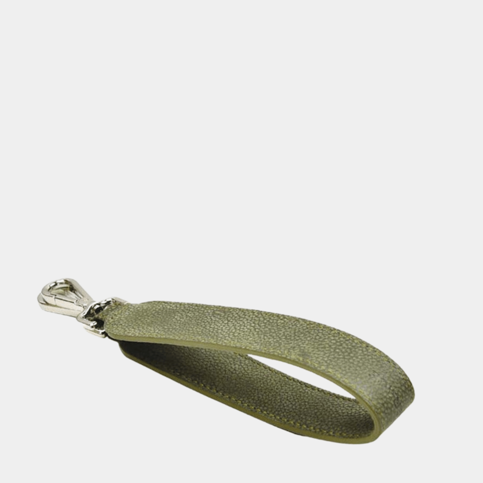 Skulderstropp, Nobuck Ku-skinn, sølv detaljer. Hippi Grace kort skulderstropp i Nobuck Kaki. ekte skinn. norsk design. Skulderstropp til veske. Veske tilbehør. Skinnstropp til veske. 