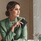 Kort-lommebok, Klassisk Ku-skinn, Glidelås-lukning. Hippi Grace Lommebok til kort i Klassisk Sort, laget av ekte skinn. Norsk Design. Lommebok i ekte skinn med glidelås lukking i topp. Bilde av model med lommeboken. [wv]