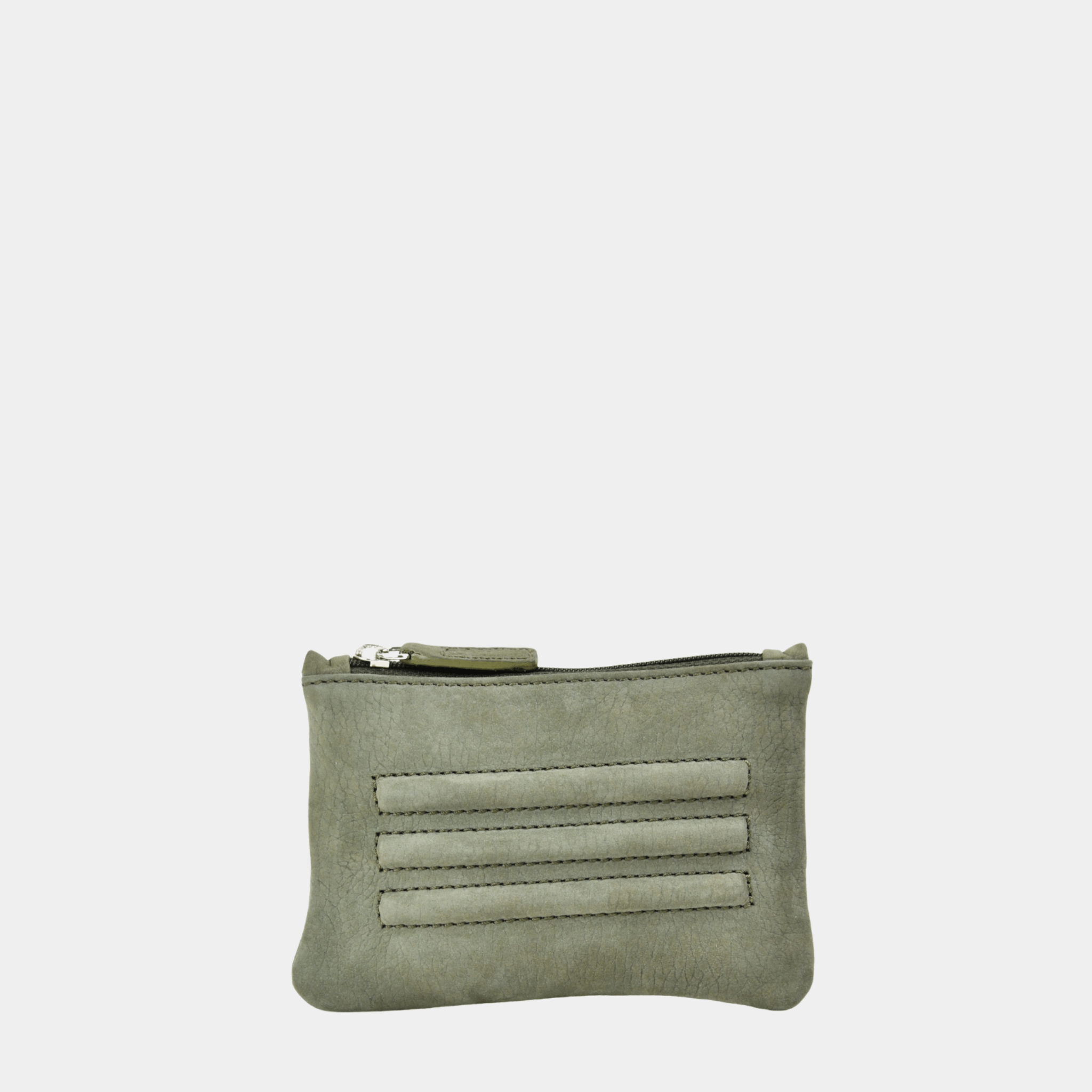 Kort-lommebok, Nobuck Ku-skinn, Glidelås-lukning. Hippi Grace Lommebok til kort i Nobuck Kaki, laget av ekte skinn. Norsk Design. Lommebok i ekte skinn med glidelås lukking i topp.