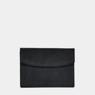 Kort-lommebok, Nobuck Ku-skinn, Magnet-lukning. Hippi Grace Lommebok Unisex til kort i Klassisk Nobuck sort, laget av ekte skinn. Norsk Design. Lommebok i ekte skinn. Bilde av baksiden til lommeboken.