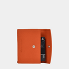 Kort-lommebok, Klassisk Ku-skinn, Magnet-lukning. Hippi Grace Lommebok Unisex til kort i Superior Orange, laget av ekte skinn. Norsk Design. Lommebok i ekte skinn. Bilde av lommeboken forfra. [wv]