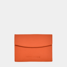 Kort-lommebok, Klassisk Ku-skinn, Magnet-lukning. Hippi Grace Lommebok Unisex til kort i Superior Orange, laget av ekte skinn. Norsk Design. Lommebok i ekte skinn med glidelås lukking i topp.