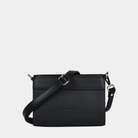 Sort crossbody småveske i ku-skinn. Sort crossbody småveske i ku-skinn. Hippi Grace Kyoto er en liten skinnveske til dame i fargen Klassisk sort. Vesken kommer med en regulerbar og avtagbar crossbody stropp. Svart crossbody småveske i ku-skinn. Hverdagsveske i ekte skinn. Festveske i ekte skinn. Norsk design. Glidelås lukking i topp. Sort skinnveske. Skinnveske i Svart. Svart veske i ekte skinn. Crossbody veske i ekte skinn. Sølvdetaljer.