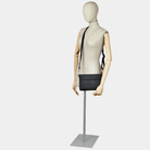 [wv] Sort crossbody småveske i ku-skinn. Hippi Grace Kyoto er en liten skinnveske til dame i fargen Klassisk sort. Vesken kommer med en regulerbar og avtagbar crossbody stropp. Svart crossbody småveske i ku-skinn. Hverdagsveske i ekte skinn. Festveske i ekte skinn. Norsk design. Glidelås lukking i topp. Sort skinnveske. Skinnveske i Svart. Svart veske i ekte skinn. Crossbody veske i ekte skinn.